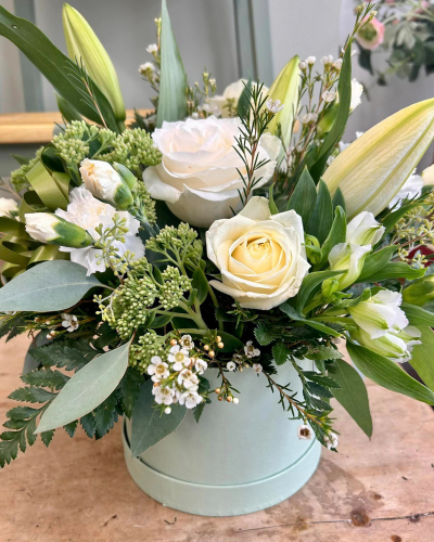 Olivia - A stunning arrangement of luxurious flowers in a white & cream colourway. Made to impress in a stylish hat box.